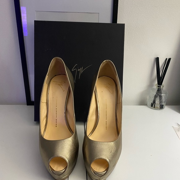 Gold Metallic Platform Pump - Picture 3 of 3